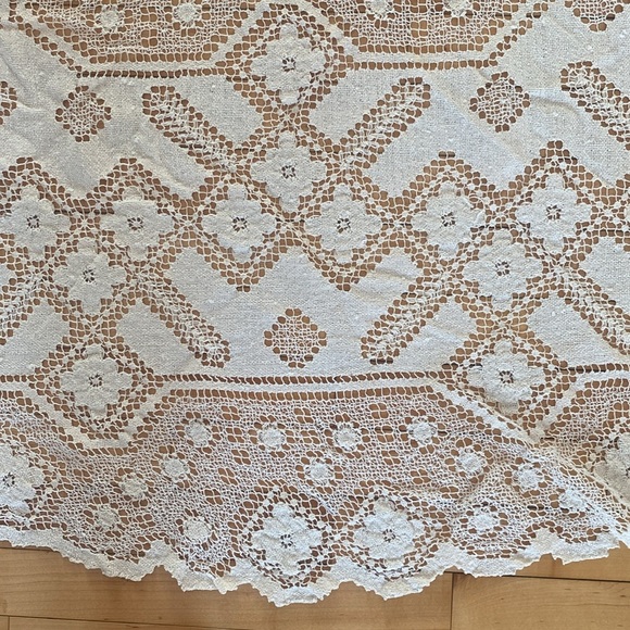 Hand Crafted Vintage Crochet cotton creme Round Tablecloth - Picture 11 of 13